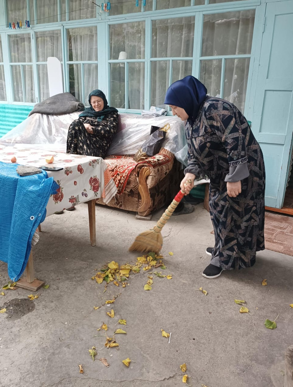 Социальный работник за выполнением своих обязанностей!